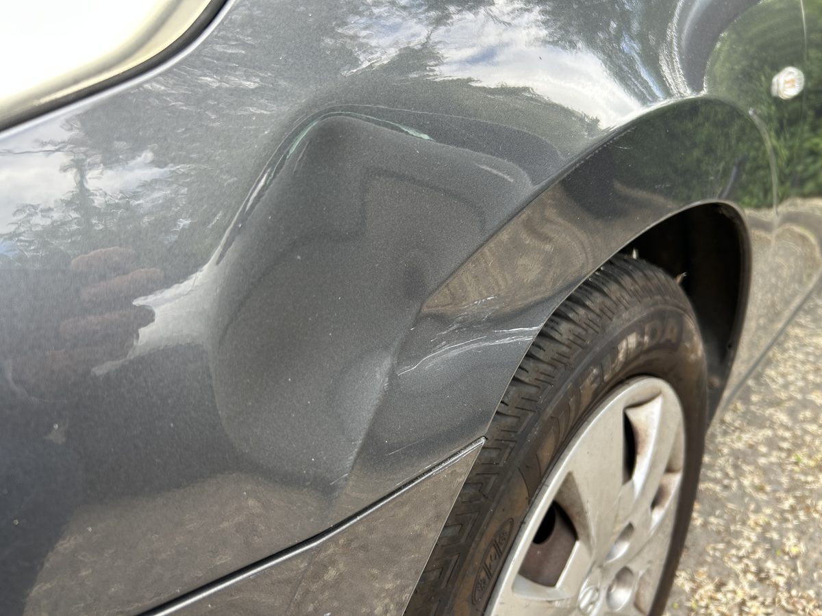 Beschädigte Frontpartie links an einem Hyundai i30 mit verformtem Kotflügel, wirtschaftlicher Totalschaden