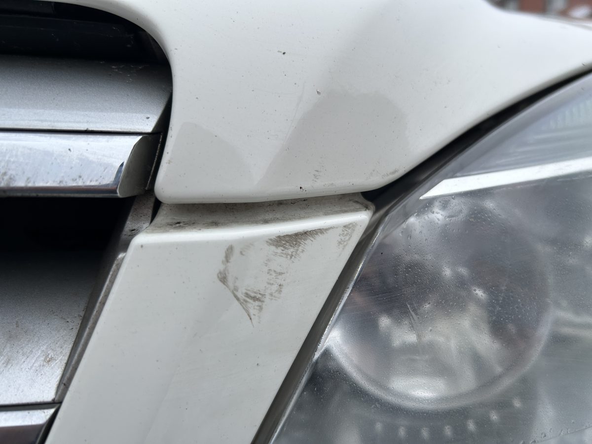 Beschädigte Frontpartie links an einer Mercedes C-Klasse mit zerstörtem Scheinwerfer und verformtem Kotflügel, Schadenhöhe 4.389,94 €